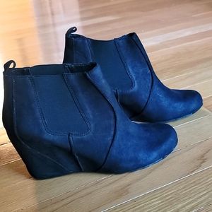 Kenneth Cole Reaction Black Wedge Suede Boots